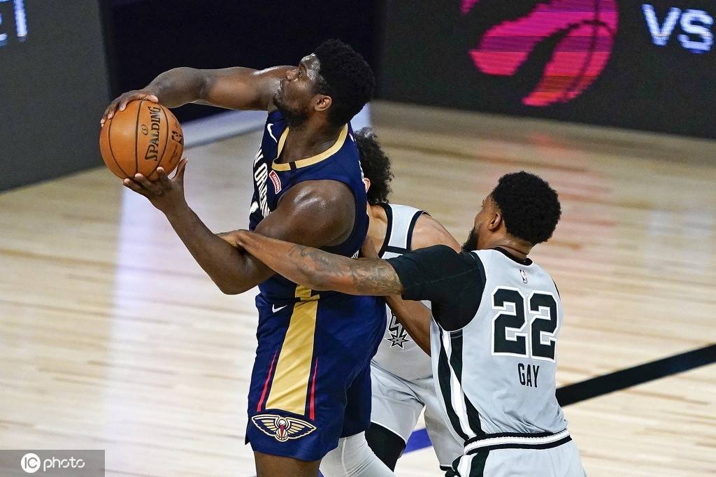 山东队轻取马刺，锡安带队取胜